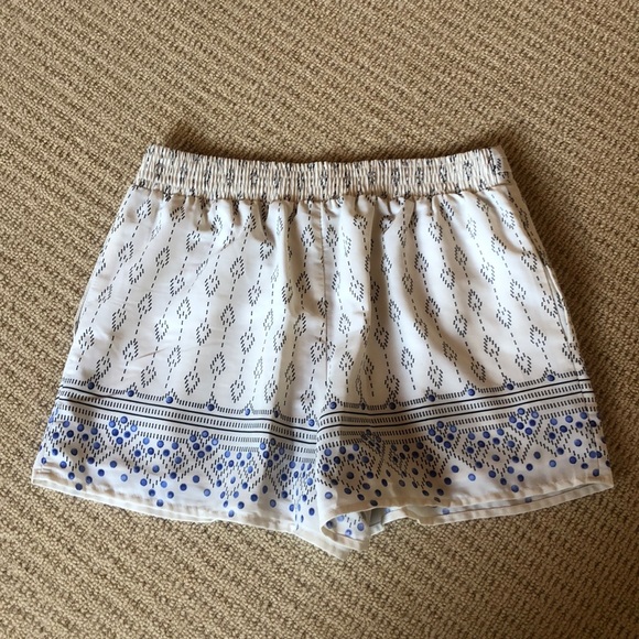 Soft silky shorts - Picture 2 of 2